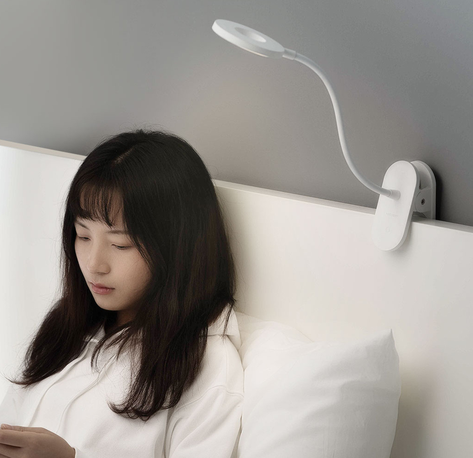 Настольная лампа Yeelight LED Charging Clamp Table Lamp White 5W девушка читает