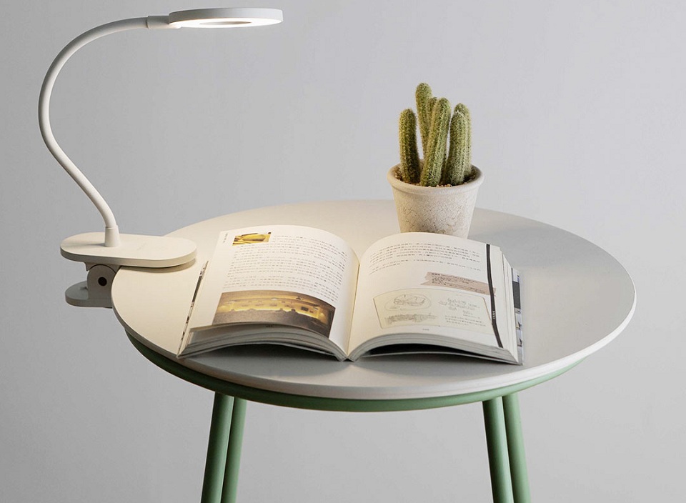 Настольная лампа Yeelight LED Charging Clamp Table Lamp White 5W на столе