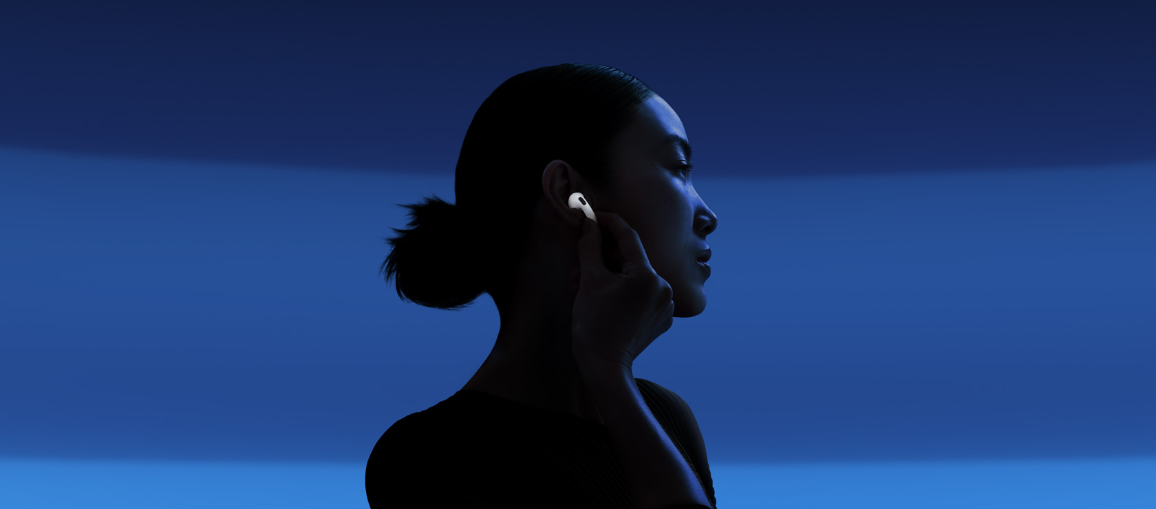 Крупным планом, вид спереди и сзади, на новые AirPods 4.