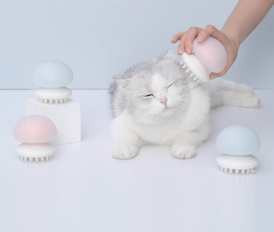 Массажная расческа для животных FURRYTAIL JellyFish Pet Massage Comb кот отдыхает